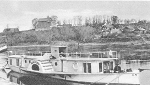 Niemen pod Grodnem. Na pierwszym planie motorówka "Michał Ogiński", zbudowana w warsztatach mechanicznych Zarządu Dróg Wodnych w Grodnie