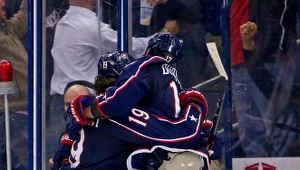 Ryan Johansen #19 i Brandon Dubinsky z Columbus Blue Jackets cieszą się po golu na 3-3.