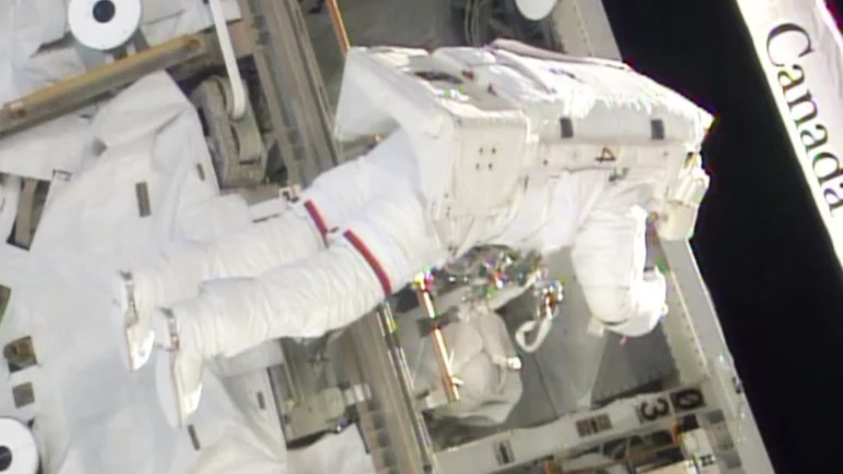 Astronauci podczas naprawy ISS. Astronauci podczas naprawy ISS.