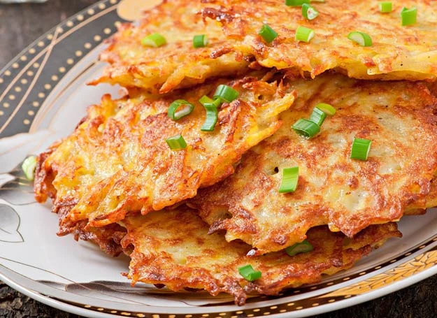 Klasyczne placki smażone na patelni potrafią mieć nawet kilkaset kalorii więcej niż te przygotowane w air fryerze.