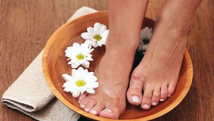 Zapomnij o suchych i popękanych piętach. Wystarczy kilka kropel i 20 minut moczenia