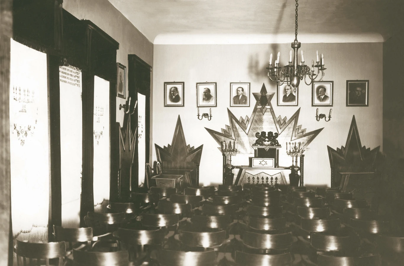 Stowarzyszenie B’nei Brith powstało w 1843 r. w Nowym Jorku, a jego warszawska loża, założona w 1922 r., była 32. na świecie. Inspirowała żydowskie życie kulturalne, ale jej działalność była wypełniona symboliką - na wzór masonerii.