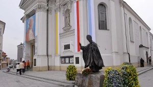 Pomnik Jana Pawła II na tle Bazyliki Mniejszej Ofiarowania Najświętszej Maryi Panny w Wadowicach, fot. Jacek Turczyk