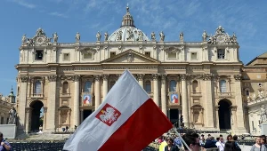 W Watykanie coraz więcej biało-czerwonych flag