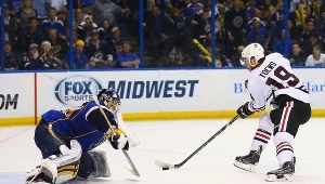 Jonathan Toews z Chicago strzela zwycięską bramkę Ryanowi Millerowi z St. Louis