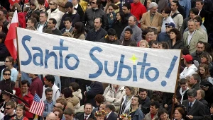 Transparent "Santo Subito" podczas pogrzebu Jana Pawła II