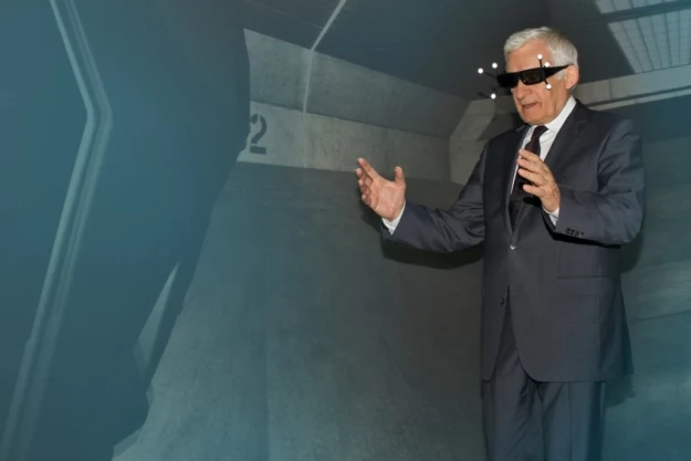 Jerzy Buzek w jaskini 3D