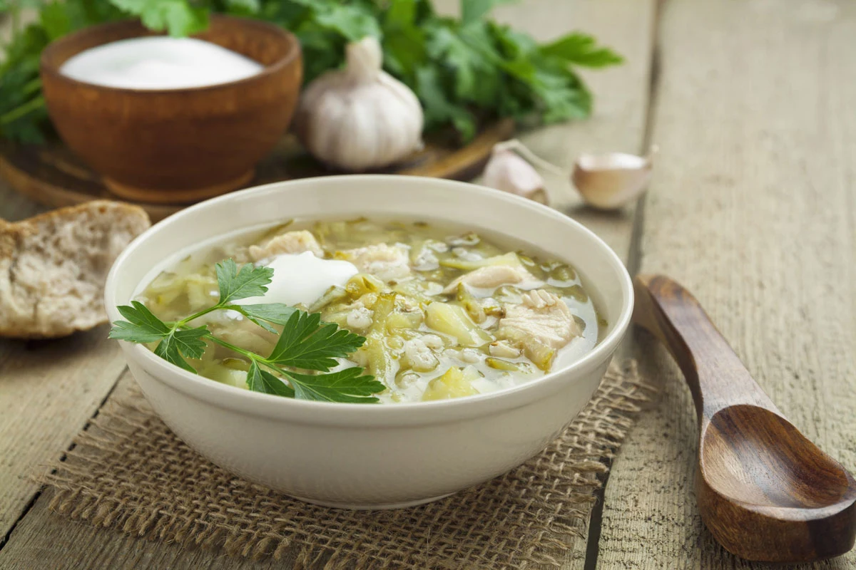 Ewa Wachowicz dodaje do letniejzupy ogórkowej ogórki małosolne