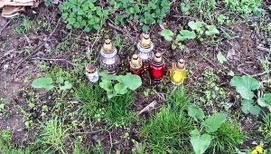 W miejscu tragicznego wypadku płoną znicze