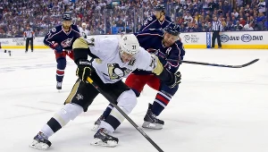 Jewgienij Małkin mija obrońcę Columbus Jacka Johnsona.