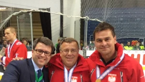 Prezes PZHL Dawid Chwałka, selekcjoner Igor Zacharkin i jego asystent Jacek Płachta po awansie hokejowej reprezentacji Polski na zaplecze światowej elity.