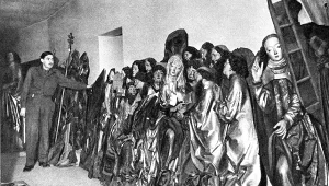 Rok 1946. Odnalezienie ołtarza Wita Stwosza w schronie przeciwlotniczym Norymberdze. Na zdjęciu Karol Estreicher