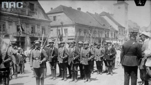 Pododdział powstańczy w Rybniku. Widoczni ochotnicy z karabinami