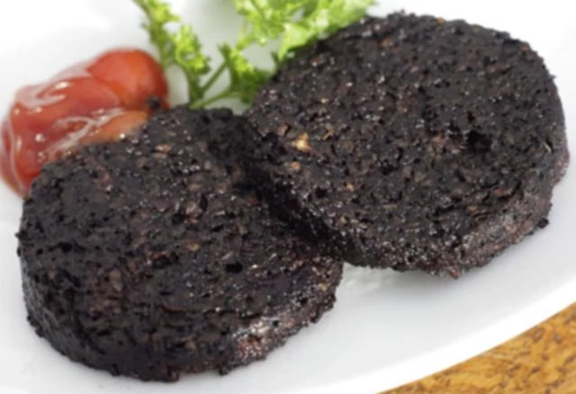 Black pudding, czyli Polska, swojska kaszanka - można ją znaleźć na każdym brytyjskim ruszcie