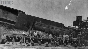 III powstanie śląskie - grupa powstańców przy zniszczonym pociągu pod Kędzierzynem. Widoczna przewrócona lokomotywa