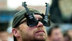 Jeden z uczestników wspólnego muzykowania.