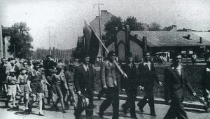 3 maja 1946 r. w Krakowie. Pochód wyruszajacy spod Akademii Górniczej - fotografia ze zbiorów Fundacji Centrum Dokumentacji Czynu Niepodległościowego