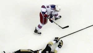 Derick Brassard (biała koszulka) strzela zwycięskiego gola