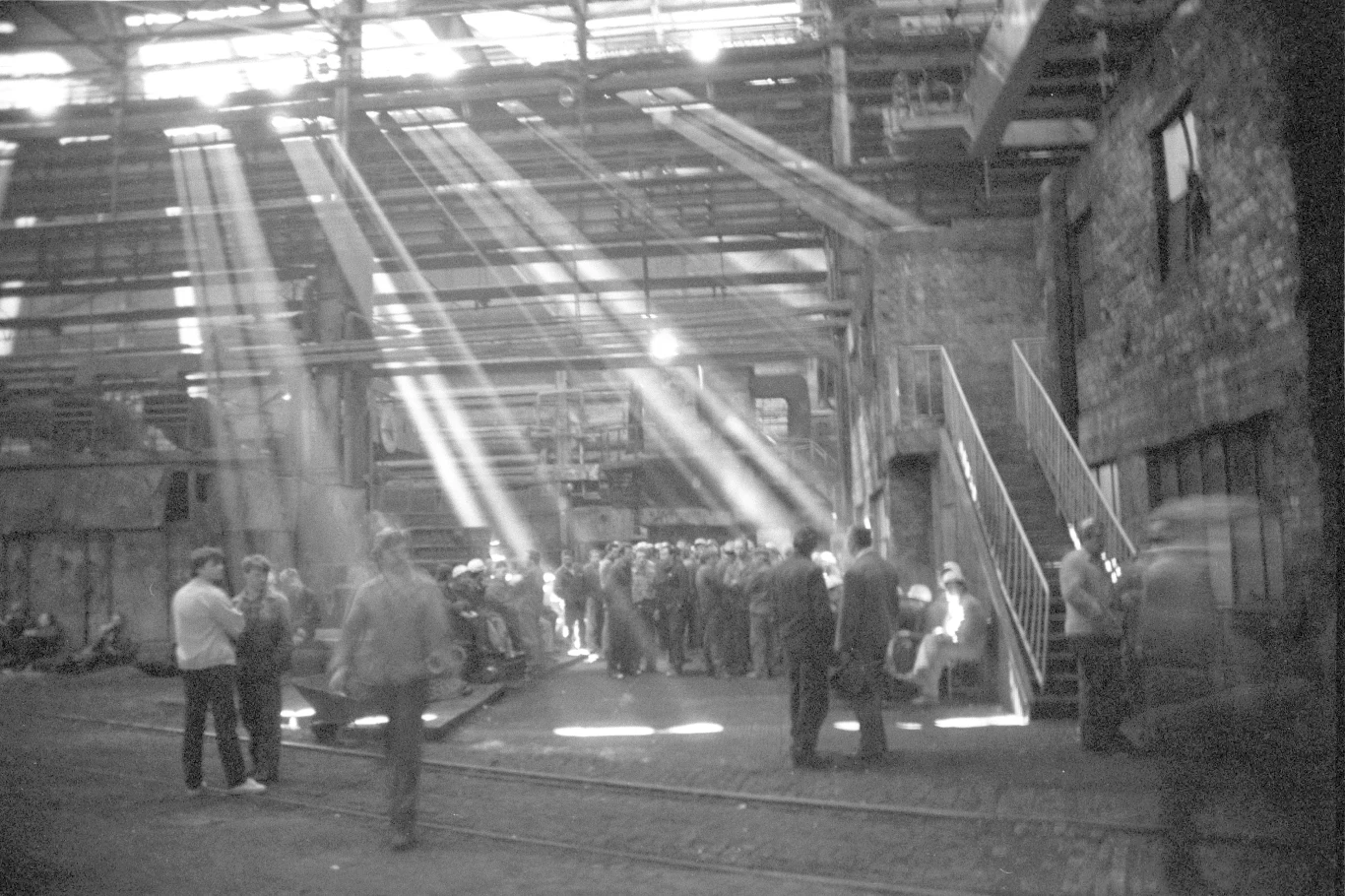 4 maja 1988 r. - wiec protestujących robotników w Hucie im. Lenina. Następnej nocy ZOMO brutalnie rozbiło strajk 4 maja 1988 r. - wiec protestujących robotników w Hucie im. Lenina. Następnej nocy ZOMO brutalnie rozbiło strajk
