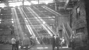 4 maja 1988 r. - wiec protestujących robotników w Hucie im. Lenina. Następnej nocy ZOMO brutalnie rozbiło strajk