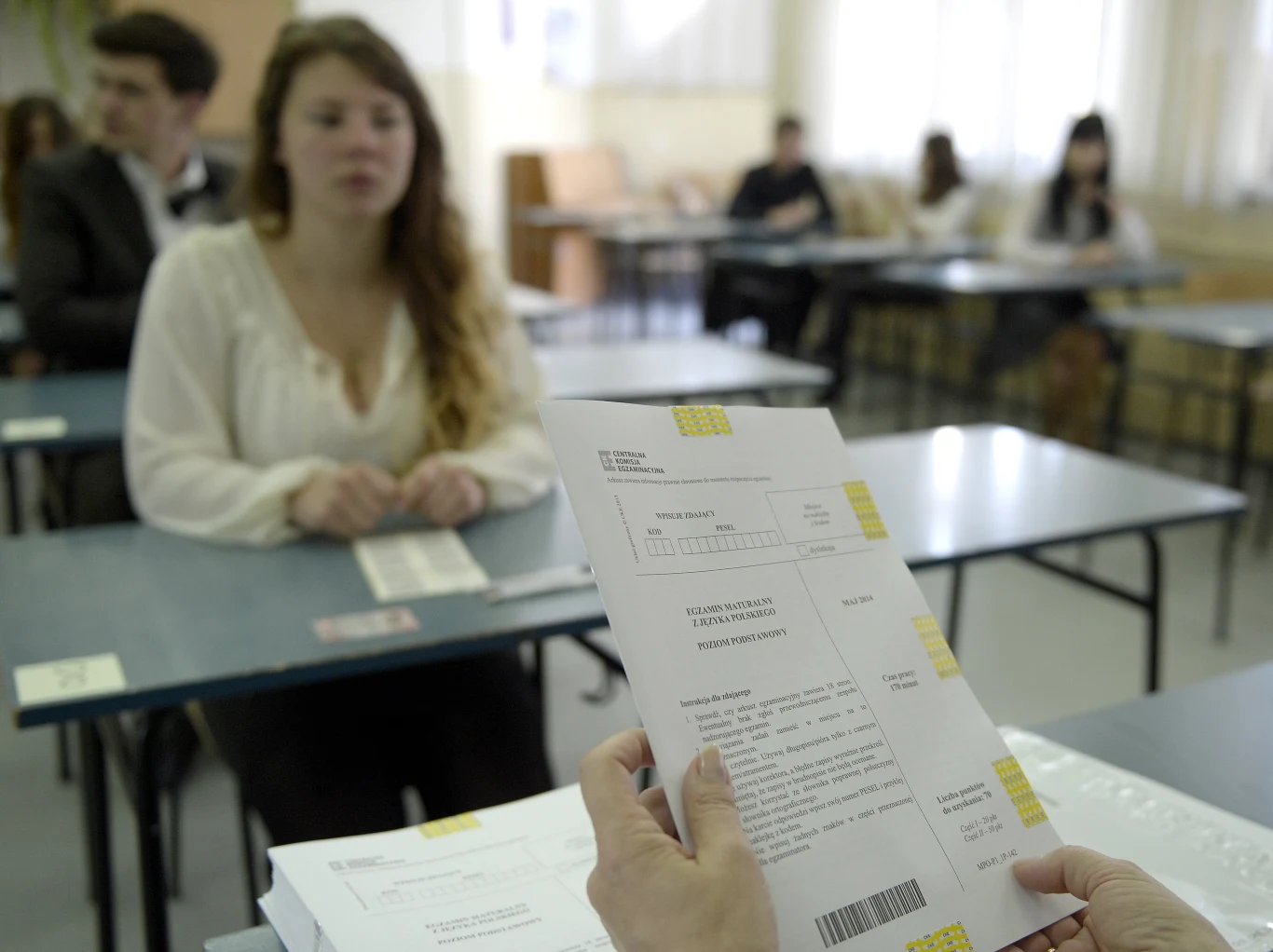Uczniowie II Liceum Ogólnokształcącego im. prof. Kazimierza Morawskiego w Przemyślu na chwilę przed rozpoczęciem egzaminu maturalnego.