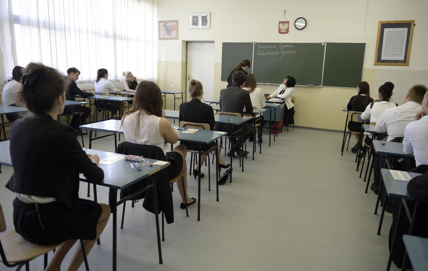 Uczniowie II Liceum Ogólnokształcącego im. prof. Kazimierza Morawskiego w Przemyślu na chwilę przed rozpoczęciem egzaminu maturalnego.