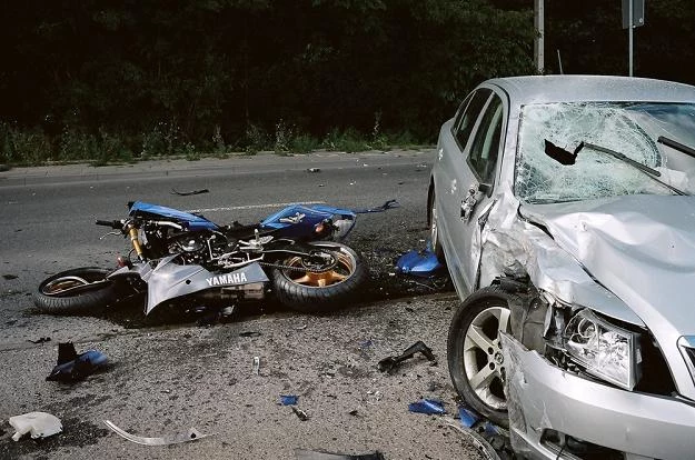 Typowy wypadek. Auto wymusza pierwszeństwo na pędzącym motocyklu / Fot: Michał Wojciechowski