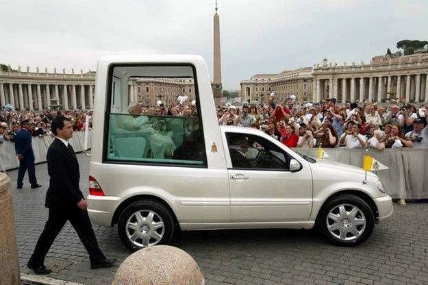 Taki obraz kojarzymy z papieżem najbardziej. Ale nie zawsze tak było