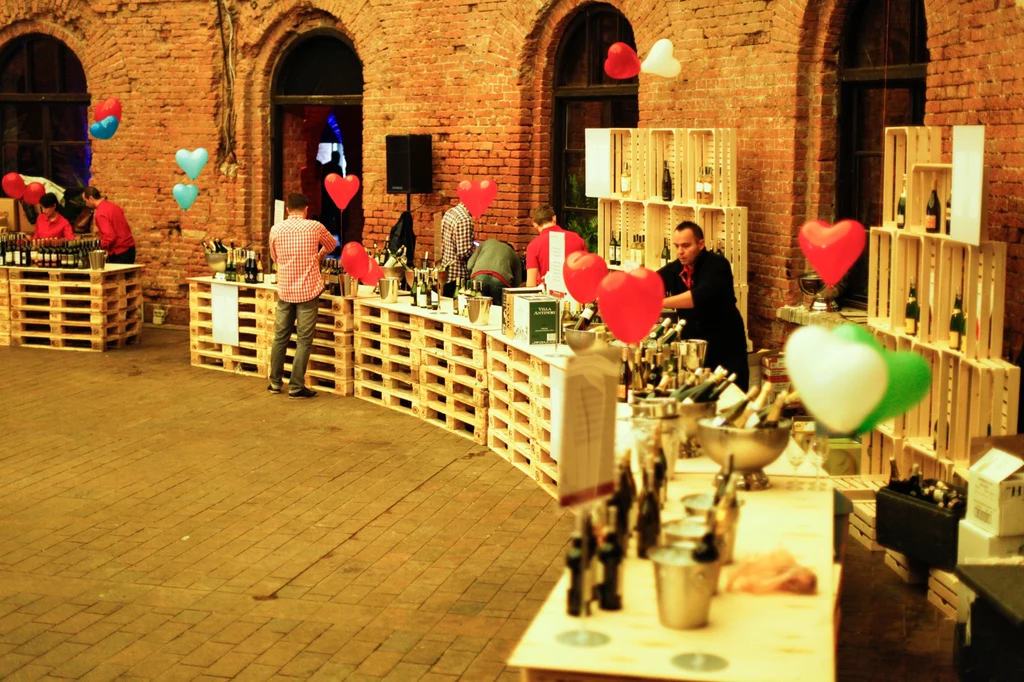 Tak bawiono się podczas festiwalu "Kocham wino" w 2013 roku Tak bawiono się podczas festiwalu "Kocham wino" w 2013 roku
