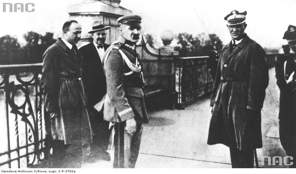 Marszałek Józef Piłsudski w towarzystwie m.in. generała Gustawa Orlicz-Dreszera na moście Poniatowskiego, przed rozmową z prezydentem Stanisławem Wojciechowskim Marszałek Józef Piłsudski w towarzystwie m.in. generała Gustawa Orlicz-Dreszera na moście Poniatowskiego, przed rozmową z prezydentem Stanisławem Wojciechowskim