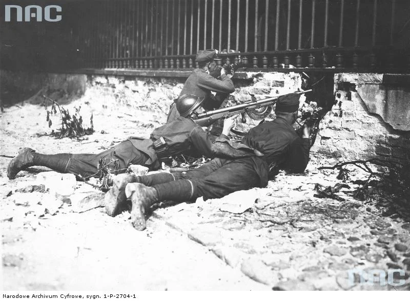 Żołnierze na stanowisku podczas obrony Belwederu. Widoczny ręczny karabin maszynowy Chauchat wz.1915 Żołnierze na stanowisku podczas obrony Belwederu. Widoczny ręczny karabin maszynowy Chauchat wz.1915