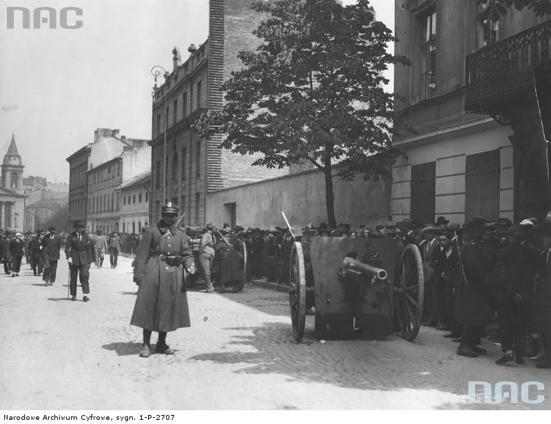Stanowisko artylerii na ulicy Mokotowskiej. Widoczna armata polowa 75 mm wz. 1897 Schneider oraz przyglądający się stanowisku tłumy ludzi Stanowisko artylerii na ulicy Mokotowskiej. Widoczna armata polowa 75 mm wz. 1897 Schneider oraz przyglądający się stanowisku tłumy ludzi