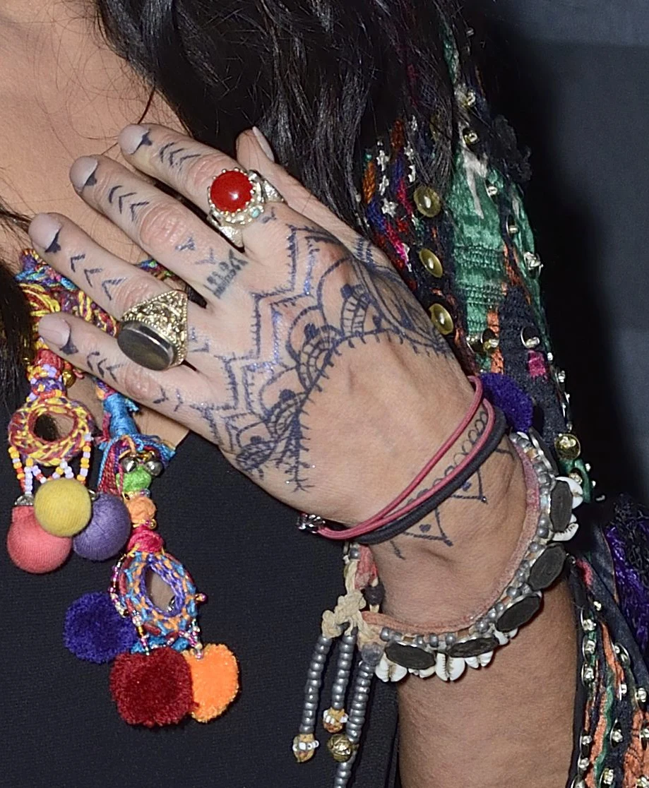Kayah z mehendi na dłoniach Kayah z mehendi na dłoniach