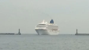 Asuka wpływa do portu w Gdyni 
