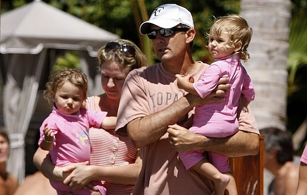 Roger Federer z żoną i bliźniaczkami Roger Federer z żoną i bliźniaczkami