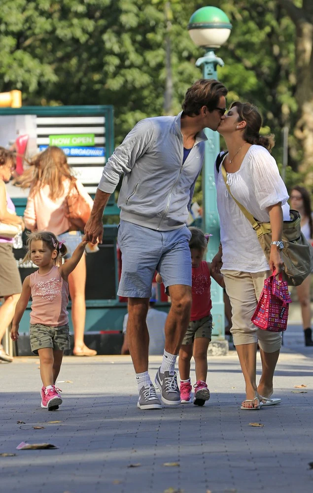 Roger z żoną i bliźniaczkami Roger z żoną i bliźniaczkami