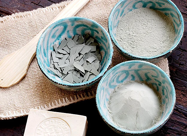 Zielona glinka podbiła serca Polek. Kupisz ją w aptece, a samą maseczkę możesz przygotować w domu. Ma nieocenione właściwości pielęgnacyjne