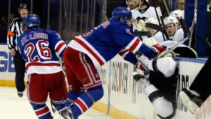 Dan Girardi z New York Rangers zatrzymał przy bandzie Chrisa Kunitza z Pittsburgh Penguins 