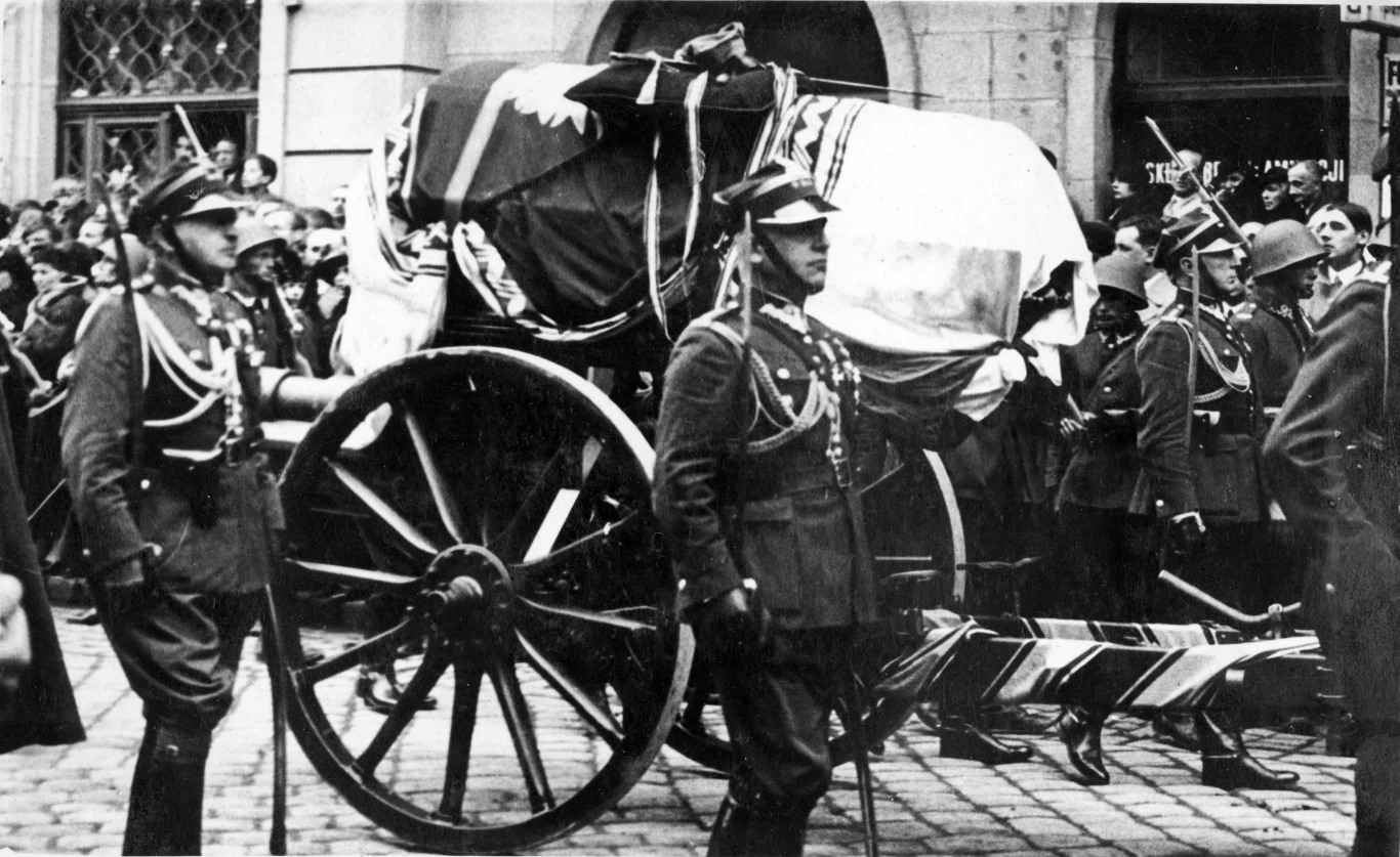 Krakow, 18.05.1935, pogrzeb Marszałka Józefa Piłsudskiego; n/z kondukt pogrzebowy, na lawecie trumna nakryta chorągwią w barwach narodowych, na której znajduje się buława marszałkowska i maciejówka