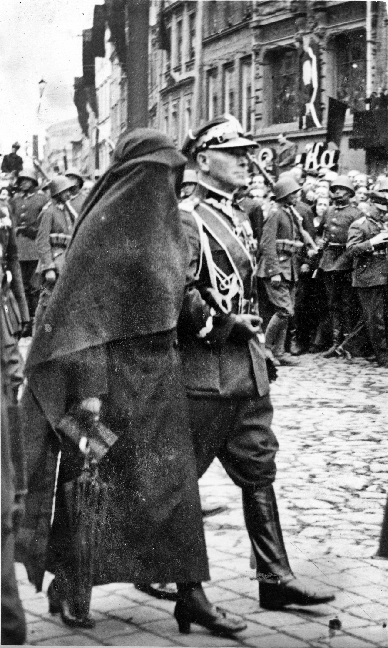 Kraków, 18.05.1935, pogrzeb Marszałka Józefa Piłsudskiego; n/z Aleksandra Piłsudska i gen. Edward Rydz-Śmigly idą w kondukcie pogrzebowym