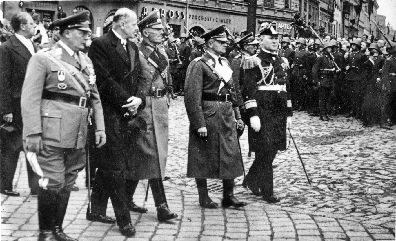Kraków, 18.05.1935, pogrzeb Marszałka Józefa Piłsudskiego; n/z delegacja niemiecka maszeruje w kondukcie pogrzebowym