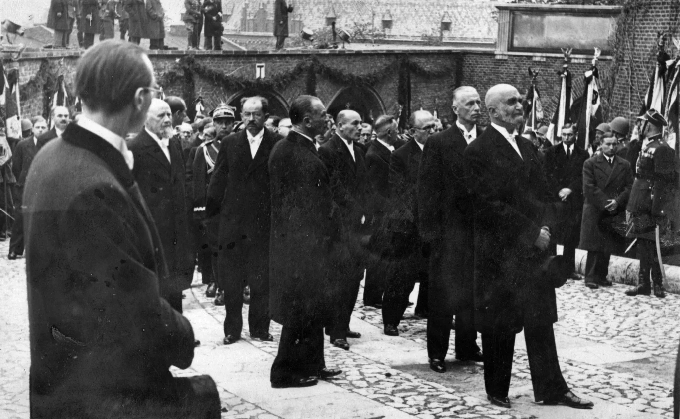 Kraków, 18.05.1935, pogrzeb Marszałka Józefa Piłsudskiego; n/z uczestnicy uroczystości - premier Walery Sławek oraz przedstawiciele rządu