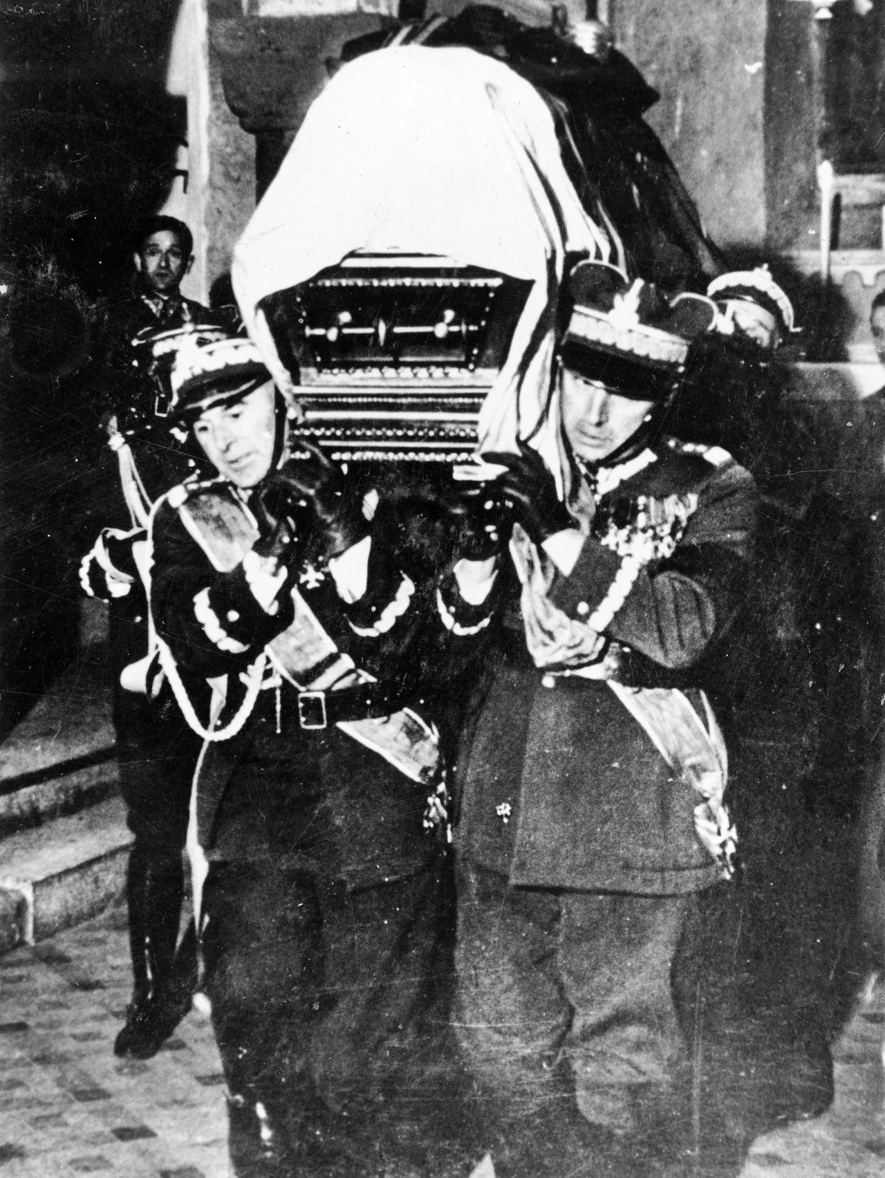 Kraków, 18.05.1935, pogrzeb Marszałka Józefa Piłsudskiego; n/z gen. Edward Rydz-Śmigly i gen. Kazimierz Sosnkowski niosą na barkach trumnę przykrytą choragwią w barwach państwowych