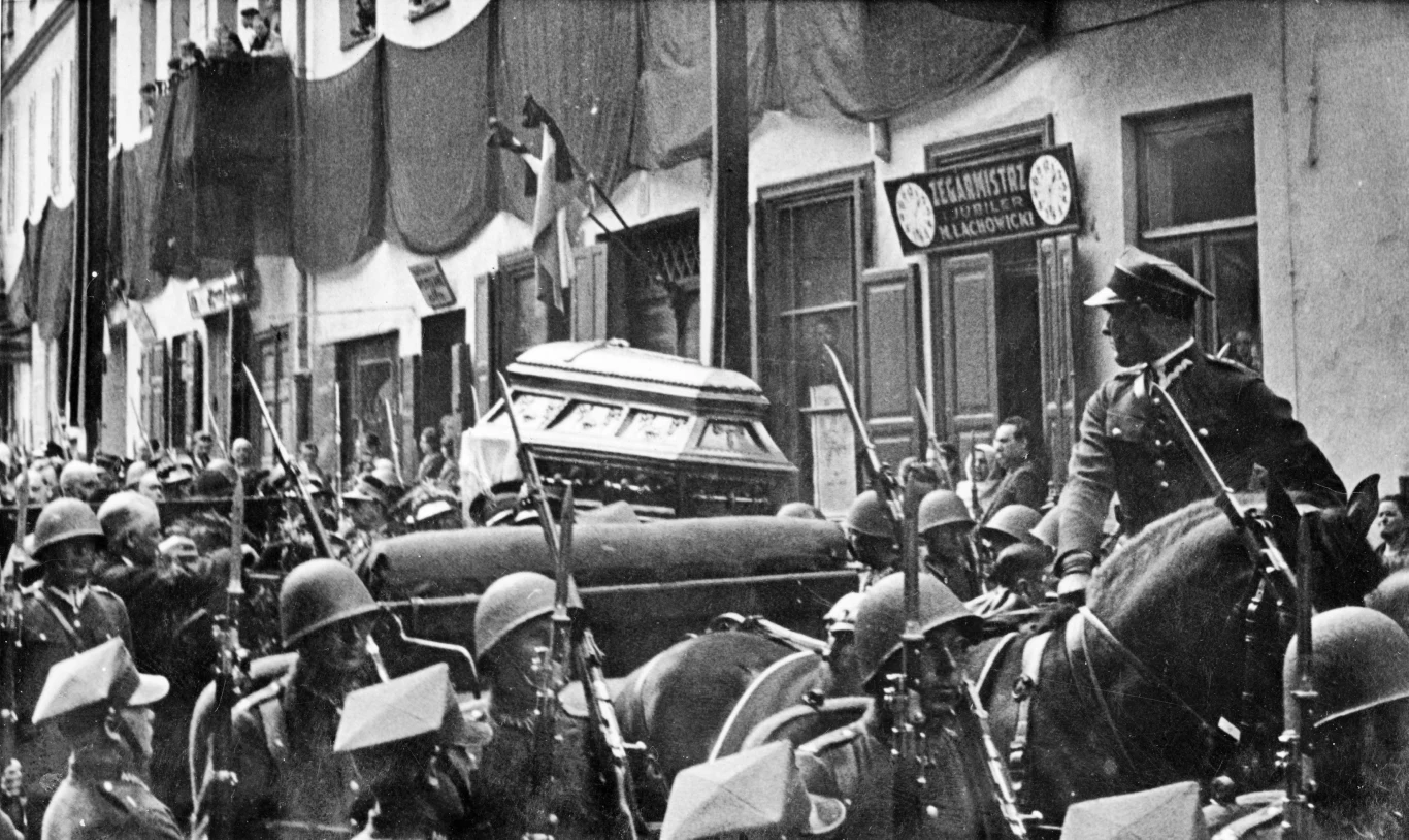 Wilno, 12.05.1936, uroczystość złożenia serca Marszałka Józefa Piłsudskiego oraz Marii Piłsudskiej z Billewiczów we wspólnym grobie na cmentarzu na Rossie. Kondukt pogrzebowy - ustawiona na lawecie trumna w asyście wojskowej