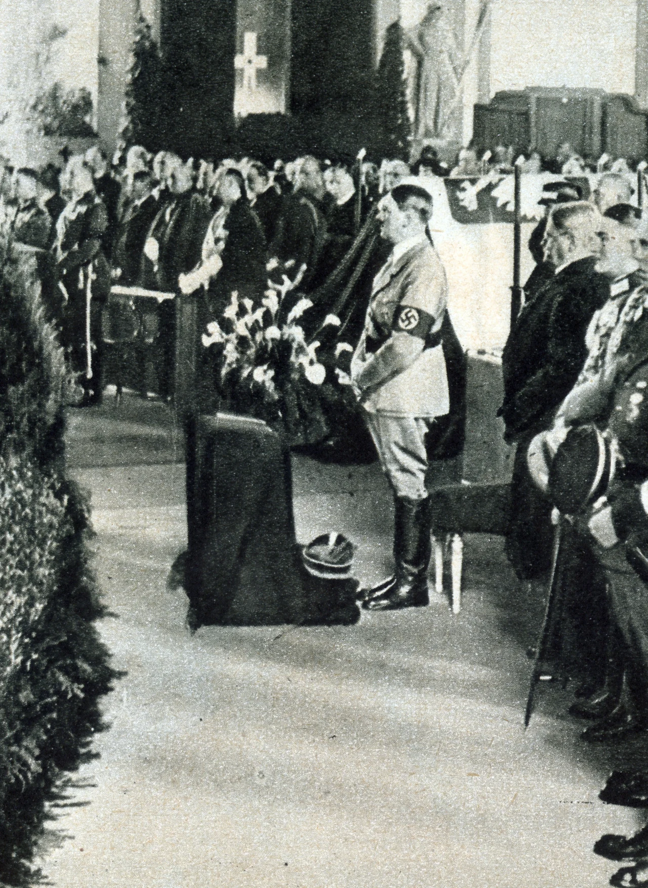 Berlin, 18.05.1935, symboliczny pogrzeb Józefa Płlsudskiego w berlińskiej katedrze św. Jadwigi, n/z kanclerz Rzeszy Adolf Hitler, w głebi symboliczny katafalk pokryty polskim sztandarem