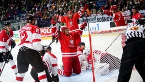 Leszek Laszkiewicz (na kolanach) cieszy się z bramki dla reprezentacji Polski