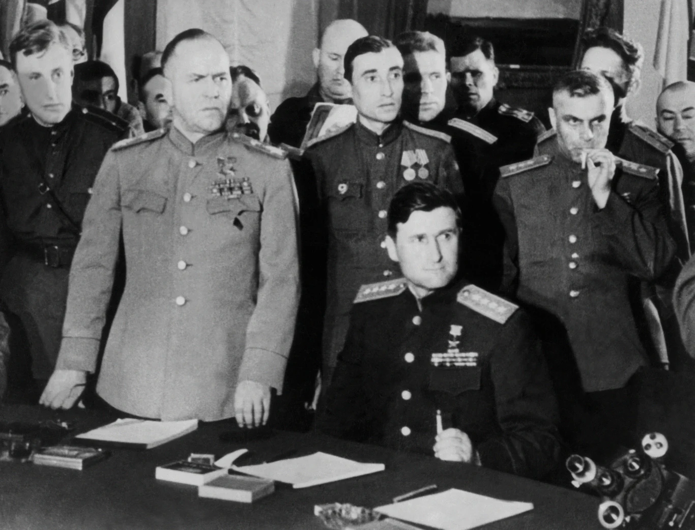 Marszałek Gieorgij Żukow przyjmuje kapitulację III Rzeszy. Marszałek Gieorgij Żukow przyjmuje kapitulację III Rzeszy.