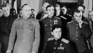 Marszałek Gieorgij Żukow przyjmuje kapitulację III Rzeszy.