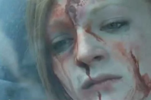 Fragment filmu, który pokazuje fatalne skutki pisania SMS podczas jazdy Fragment filmu, który pokazuje fatalne skutki pisania SMS podczas jazdy