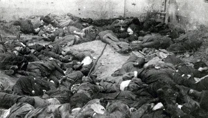 Lwów, czerwiec 1941 r. Dziedziniec więzienia zasłany zwłokami więźniow zamordowanych przez NKWD podczas ucieczki przed niemiecką ofensywą